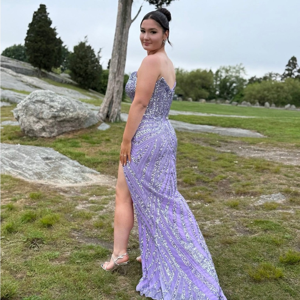 Meet your Posher, Ella